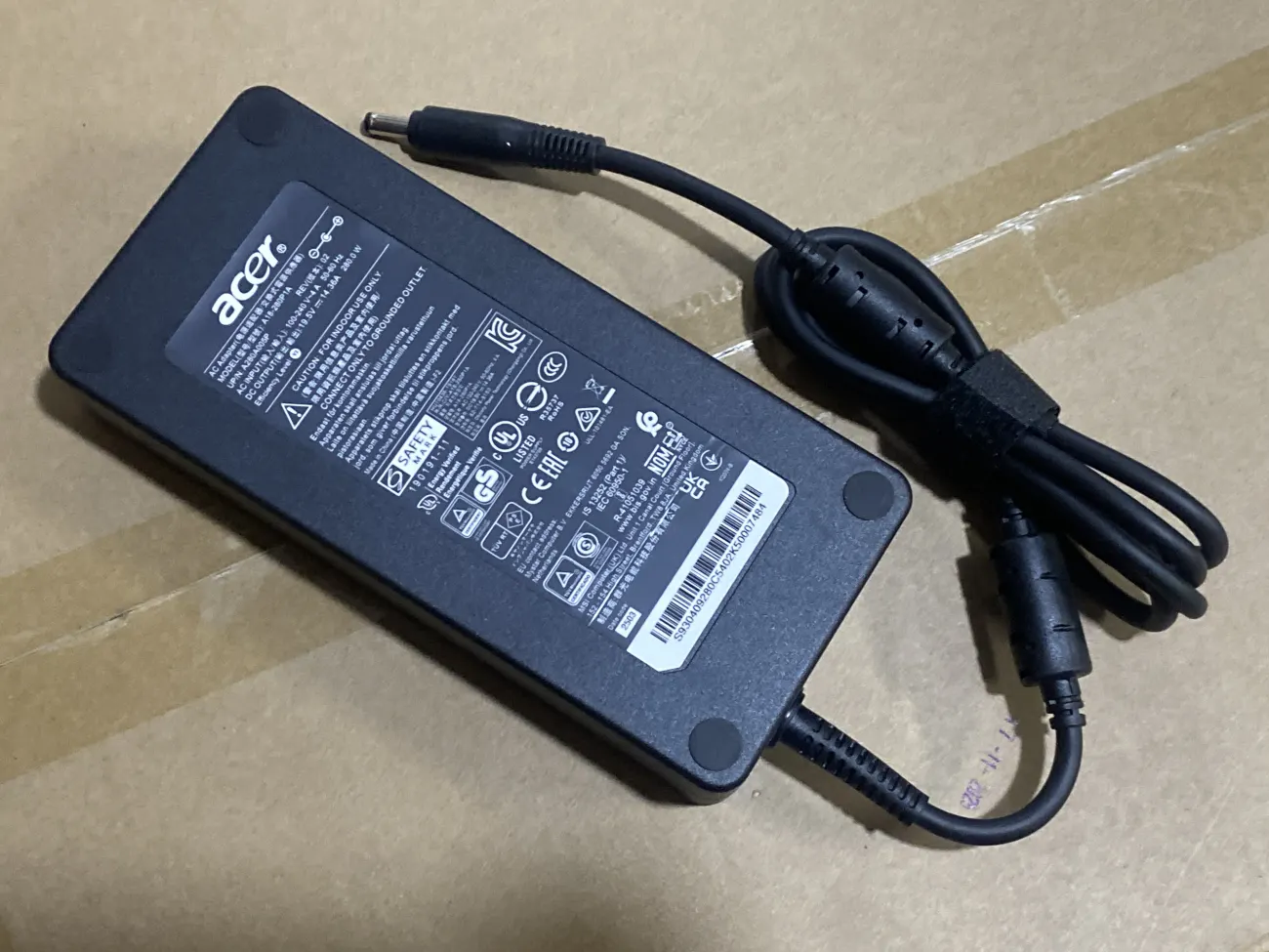 Sạc Acer 19.5v-14.36a công suất 280w mặt trước