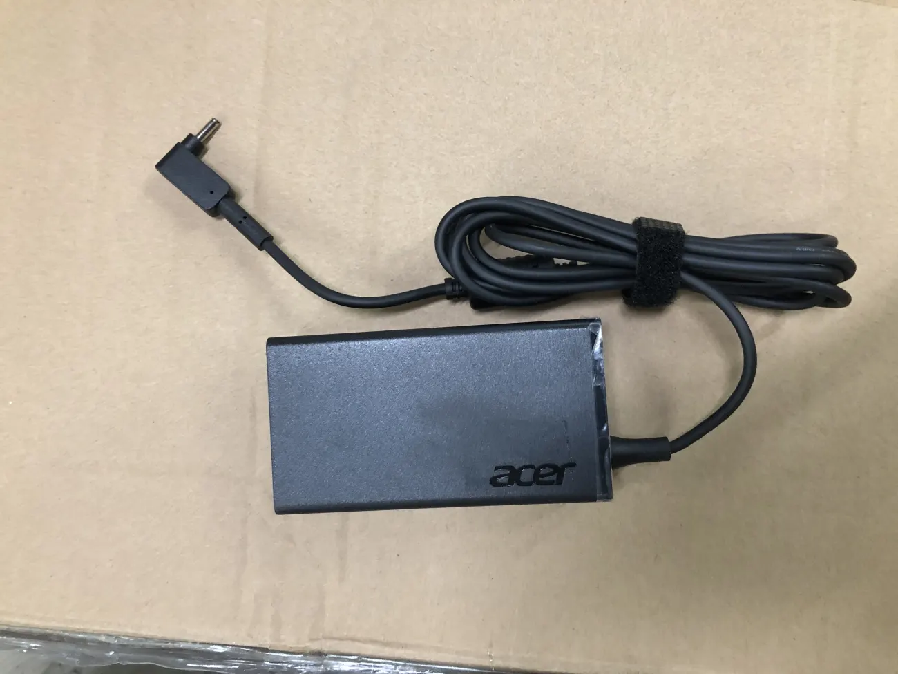 Sạc ACER 19v-3.42A 65W CHÂN NHỎ 3.0x1.1mm ZIN mặt sau
