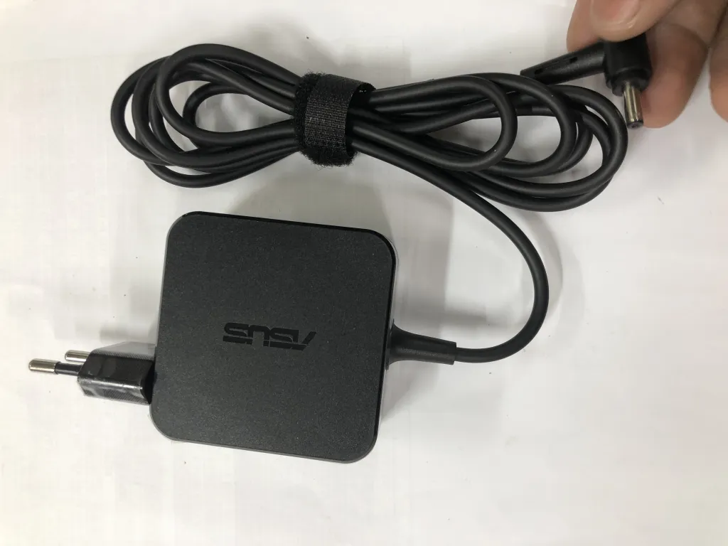 Sạc ASUS 19v-2.37A 45W vuông zin chân nhỡ 4.0x1.35mm mặt sau