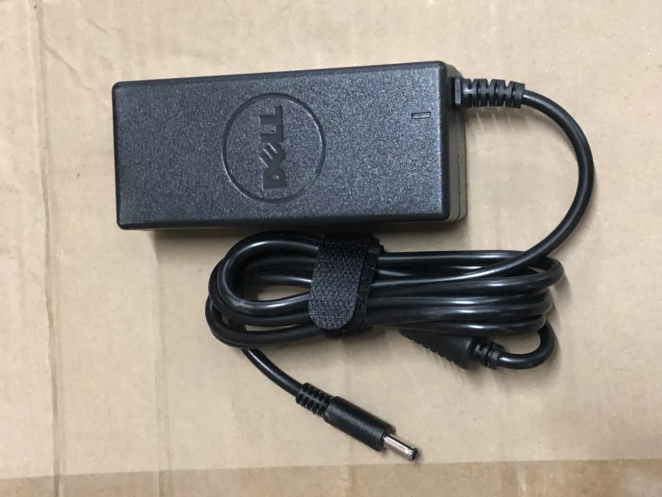 Sạc Dell 19.5v-3.34A 65W chân Kim nhỏ zin mặt sau