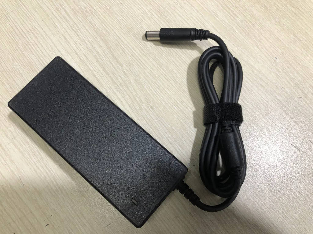 Sạc DELL 19.5v-4.62A 90W chân KIM TO AZ mặt sau