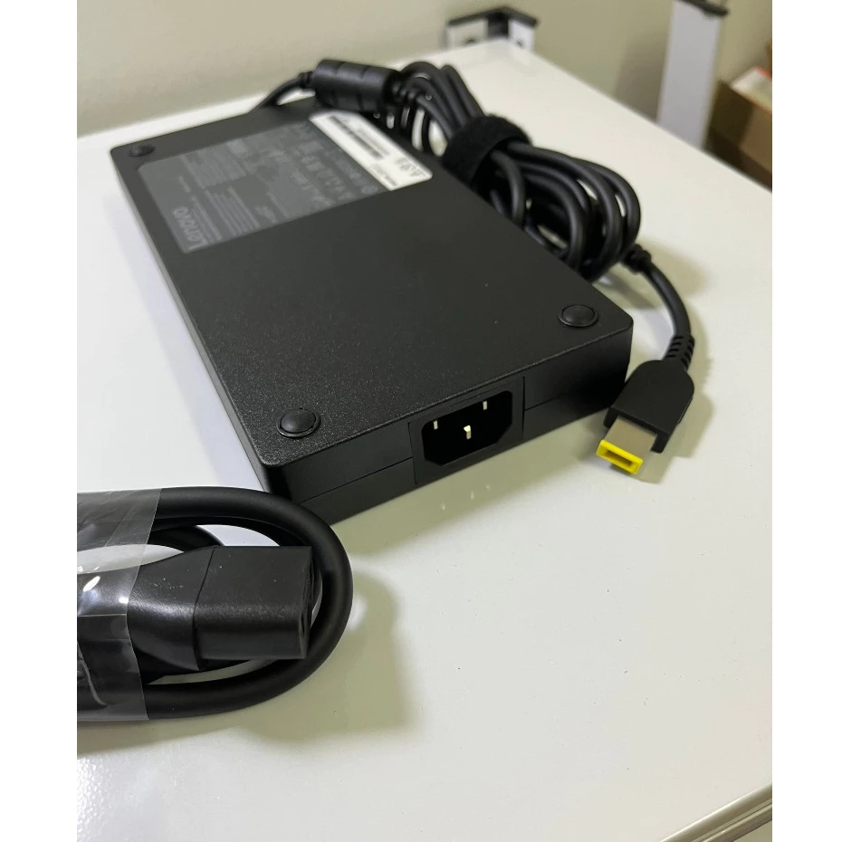 Sạc Lenovo 20v-15A 300W chân USB vàng mặt sau