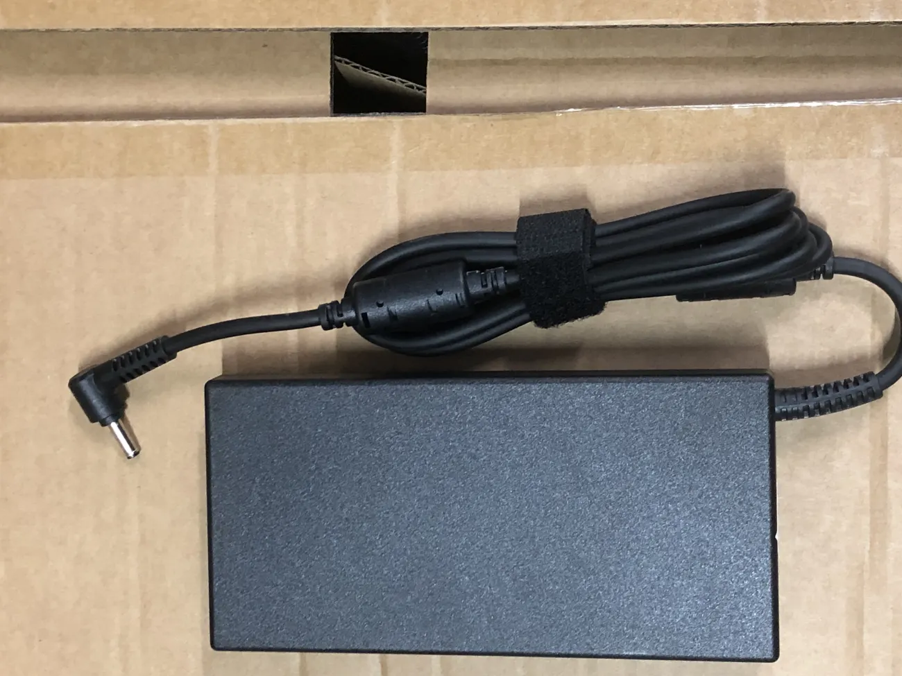 Sạc MSI 19.5v-9.23A 180w chân 4.5*3.0mm mặt sau