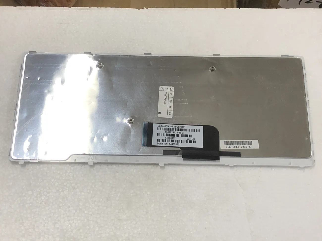 Bàn phím SONY CW trắng mặt sau