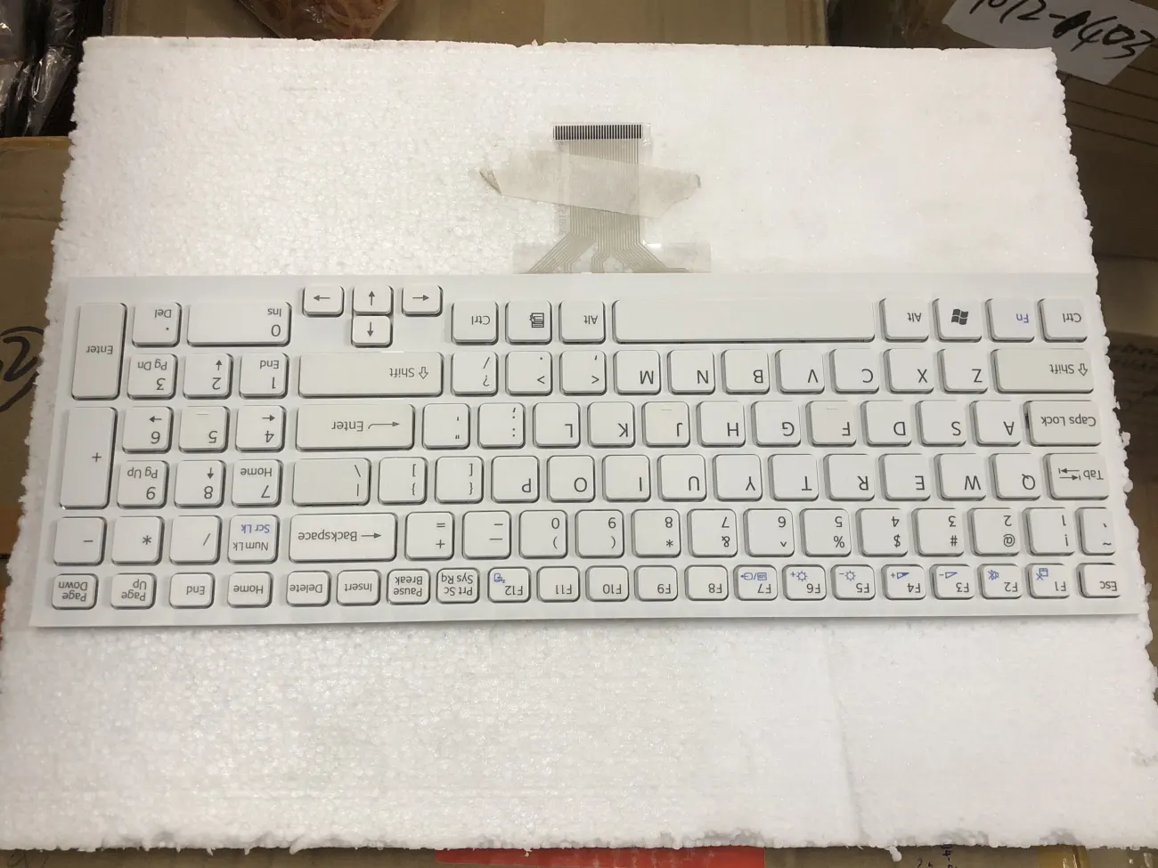 Bàn phím SONY EB trắng mặt sau