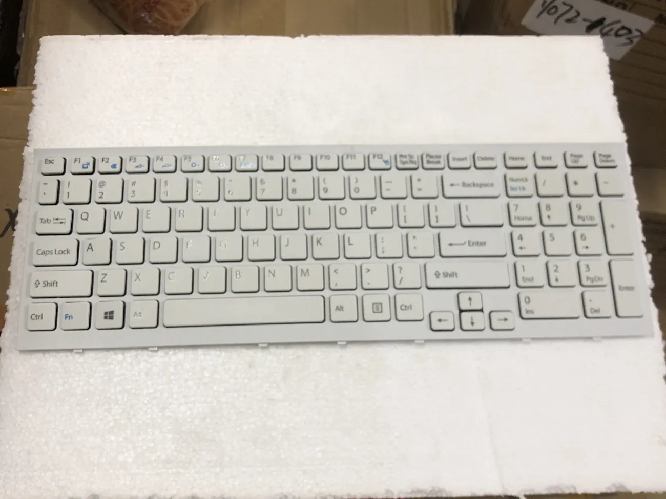 Bàn phím SONY EL trắng mặt trước