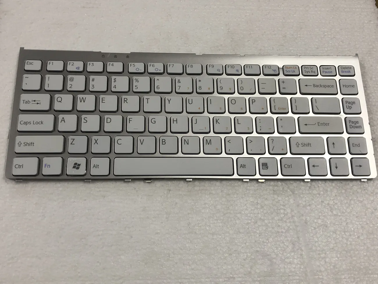 Bàn phím SONY FW TRẮNG mặt trước