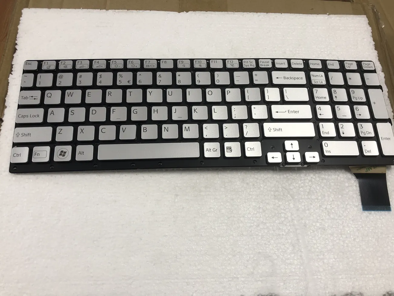 Bàn phím SONY SE bạc mặt trước