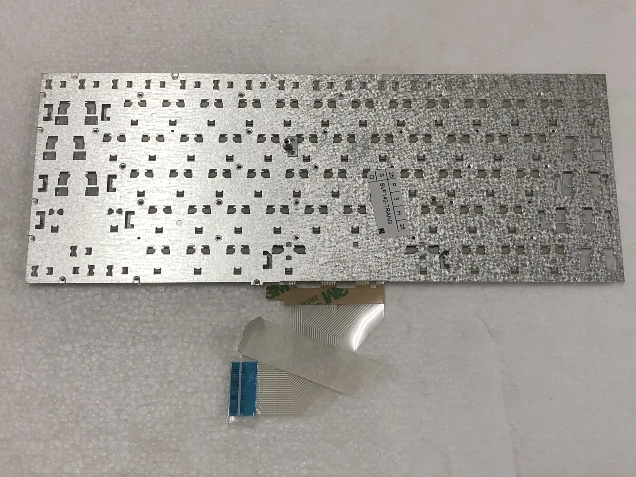 Bàn phím SONY SVF142 TRẮNG CÁP CONG - Cáp giữa cong sang trái. SVF14E, SVF142, SVF143 mặt sau