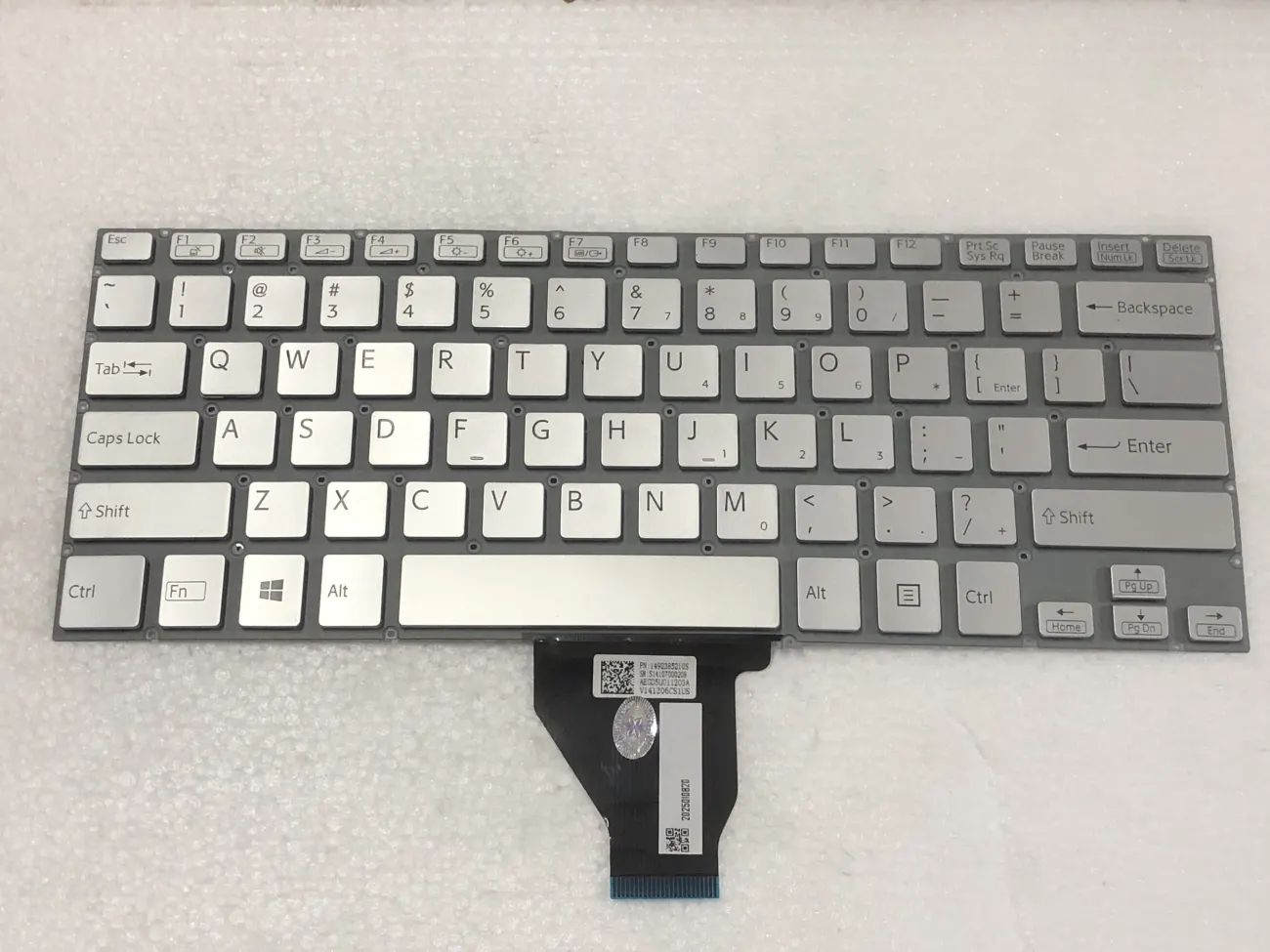 Bàn phím SONY SVF 14A TRẮNG CÁP THẲNG =>CÁP THẮNG Ở GIỮA: SVF14A mặt trước