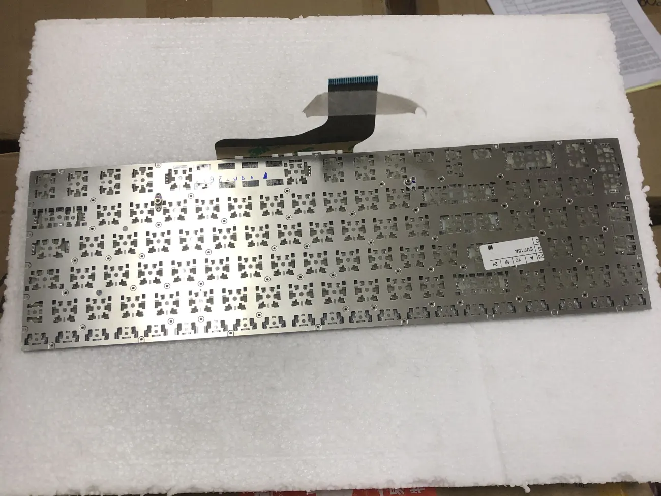 Bàn phím SONY SVF 15A ĐEN CÁP THẲNG =>CÁP THẲNG GIỮA: SVF15A mặt sau