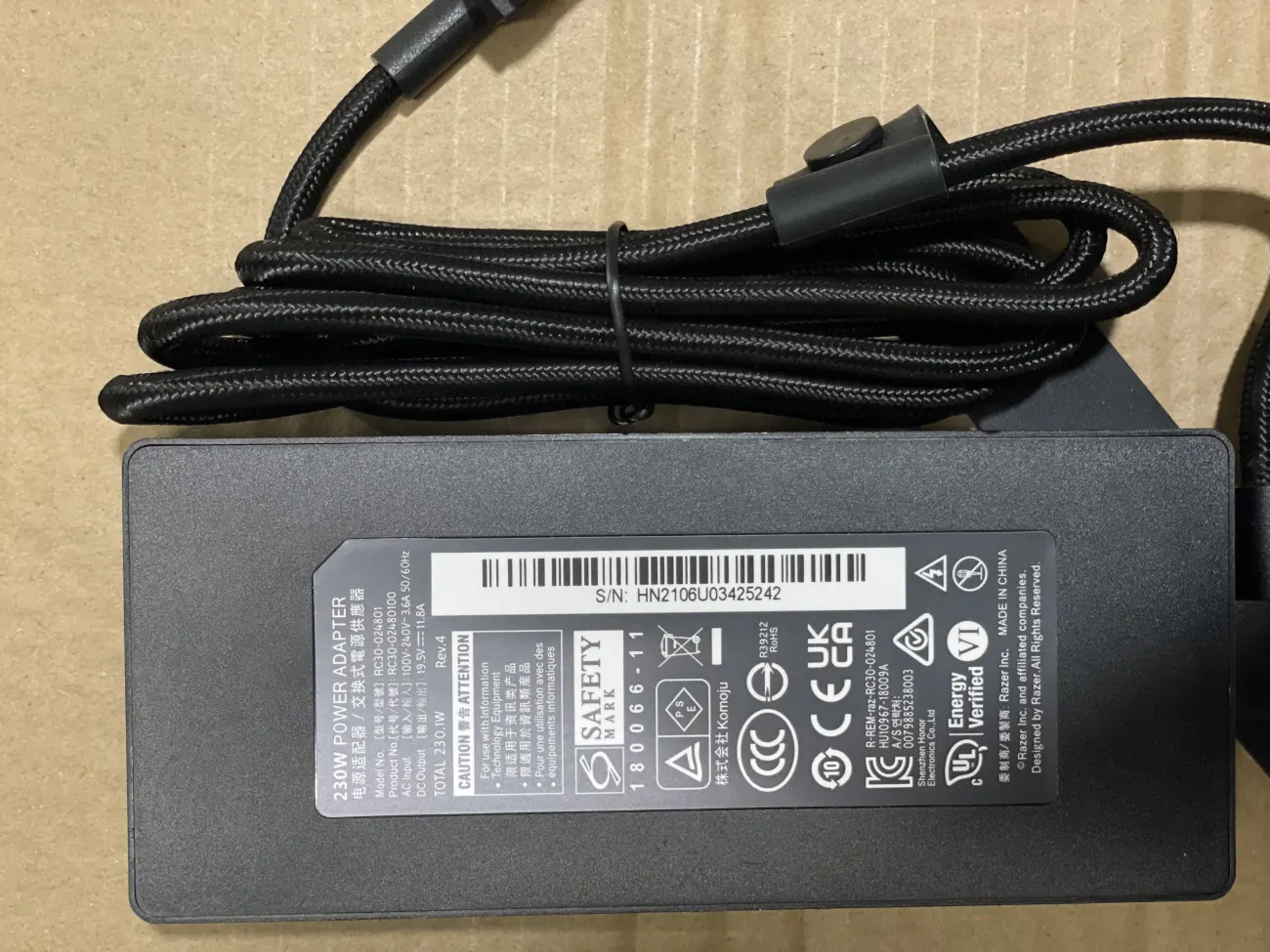 Sạc RAZER 230W mặt sau