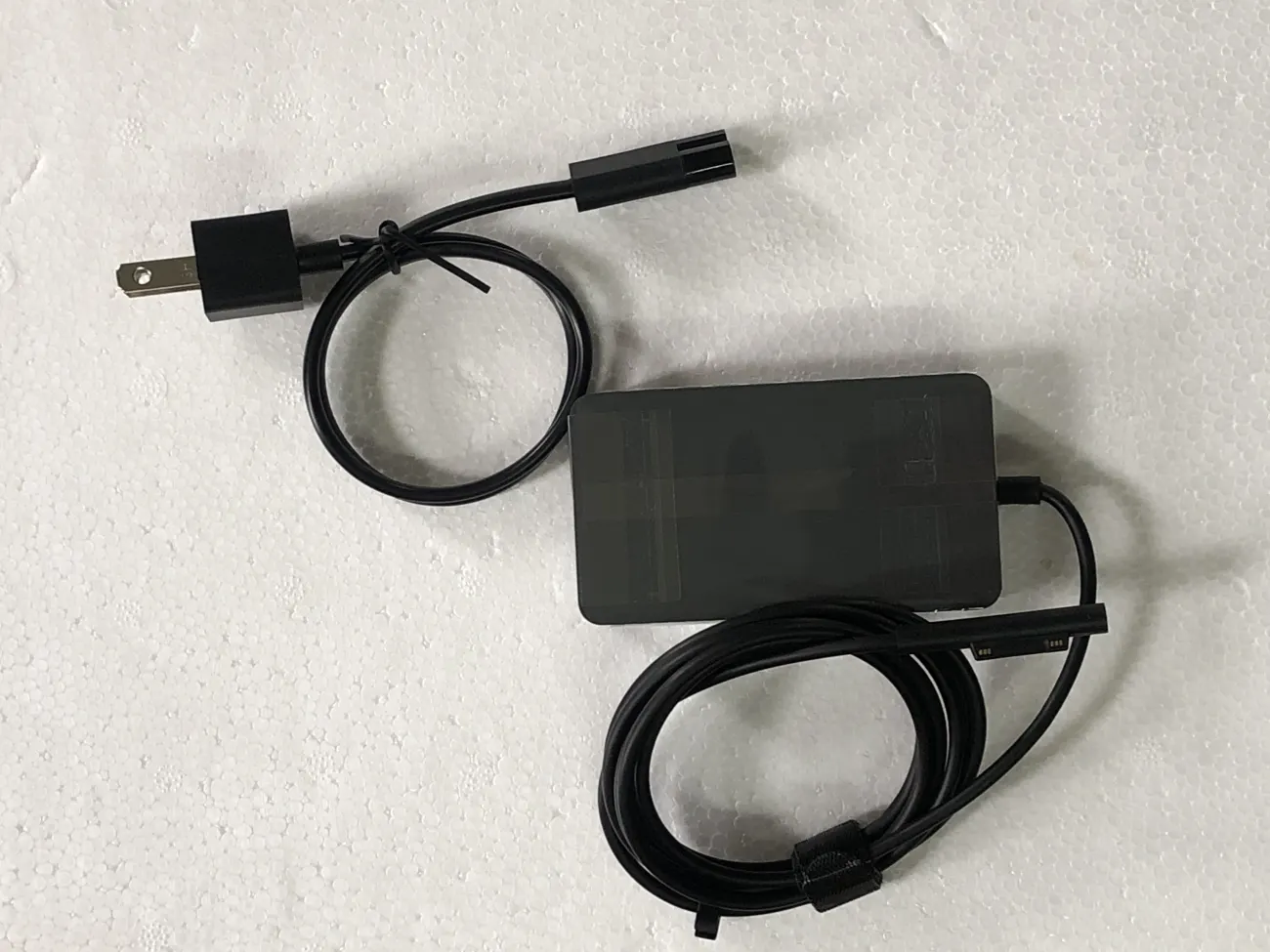 Sạc SURFACE PRO 65W mặt sau