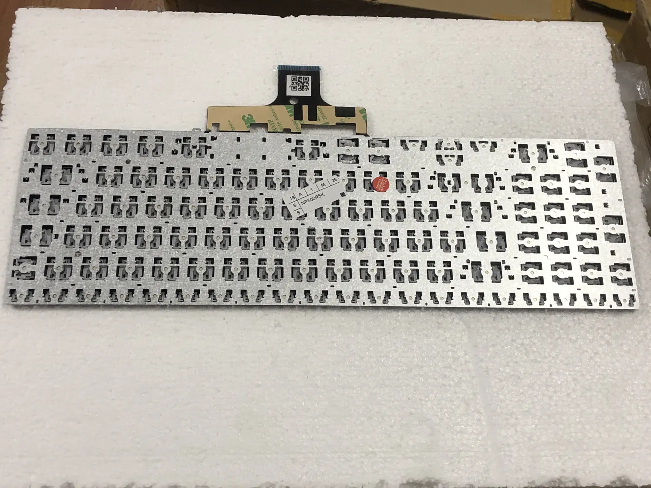Bàn phím SAMSUNG NP500R5K =>NP500R5H NP500R5K NP500R5L NT300E5K (NÚT LÊN XUỐNG NHỎ), CÁP THẲNG mặt sau