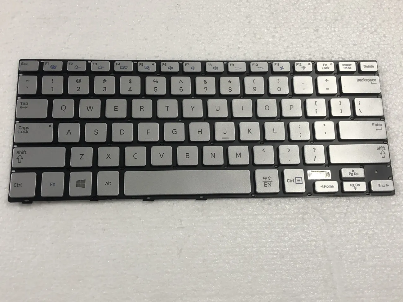 Bàn phím Samsung NP730U3E 740U3E NP740U3E – NP740U3E MÀU BẠC CÓ ĐÈN mặt trước