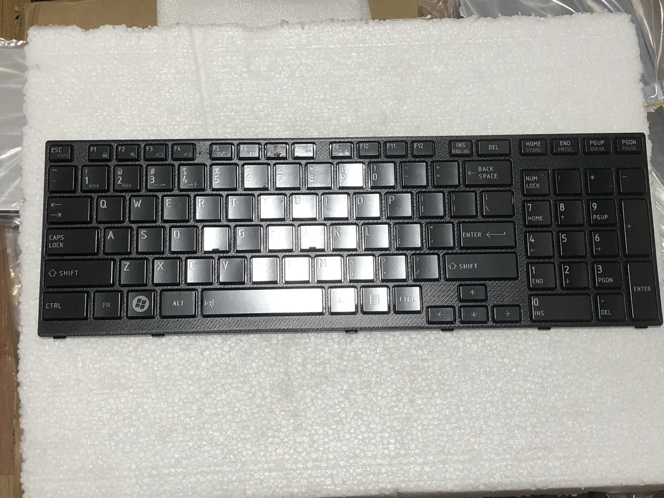 Bàn phím TOSHIBA A660 A665 =>Satellite A660 A660D A665 A665D P750 P750D P755 P770 P775 mặt trước