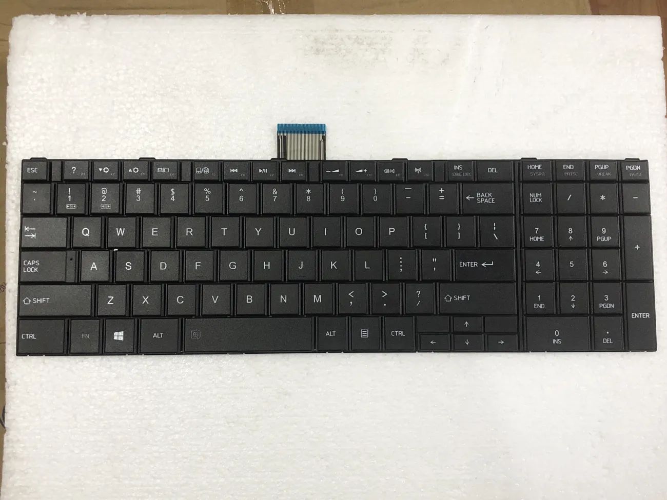 Bàn phím Toshiba C50 -A CHÂN VÍT NGANG NHAU mặt trước