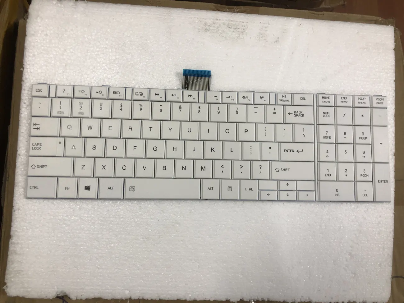 Bàn phím TOSHIBA C50-A =>Satellite C50-A, C55-A, C55D-A (Chân vít ngang nhau) mặt trước