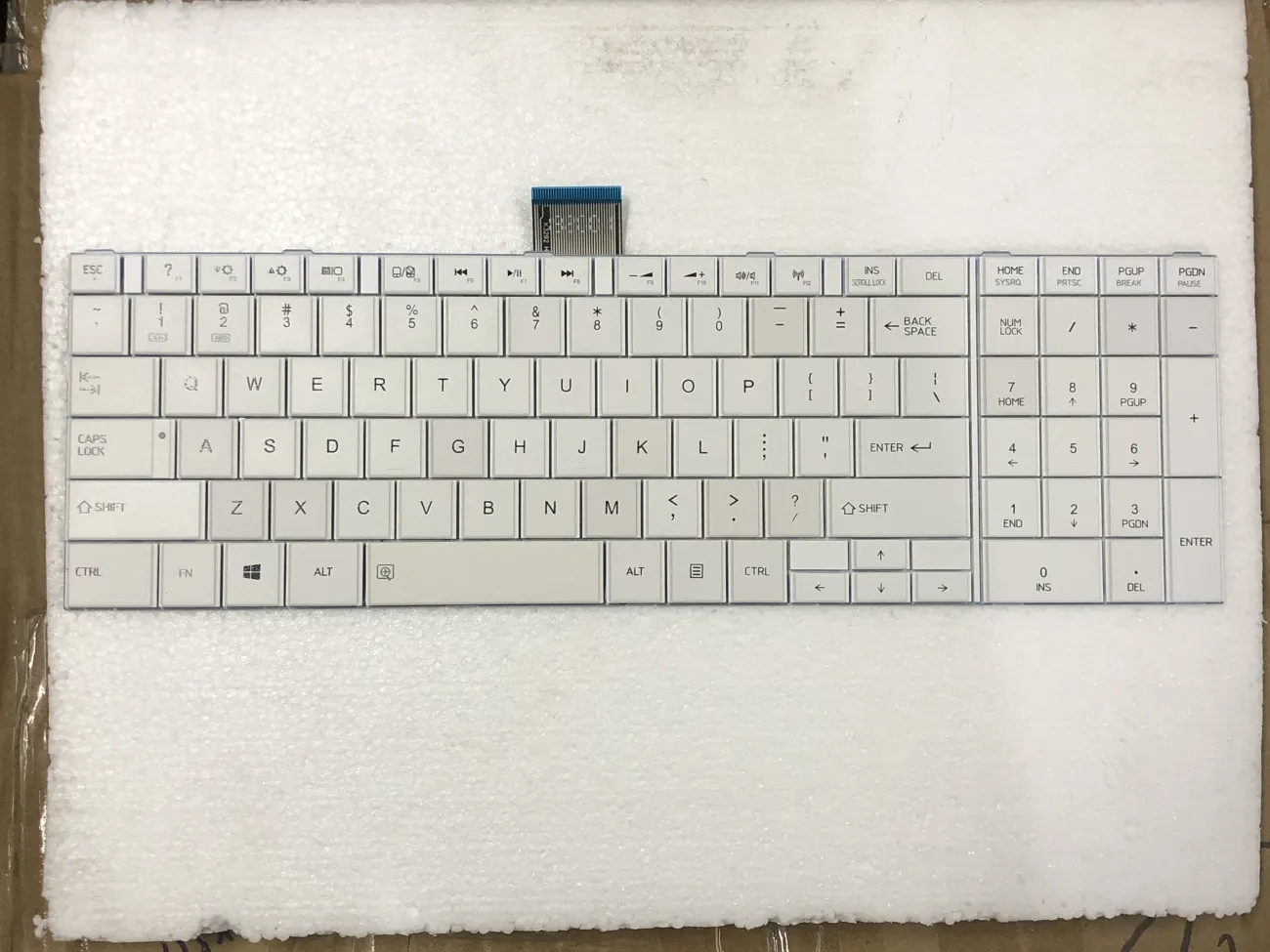 Bàn phím TOSHIBA C850/L850 TRẮNG =>Satellite C850 C855 L850 L855 L870 L875 L950 L955 P850 P855 P870 P875 S850 S855 S870 S875 B654, Satellite Pro R50-C, Tecra A50-A, A50-C, Z50-C (BẺ ỐC) mặt trước