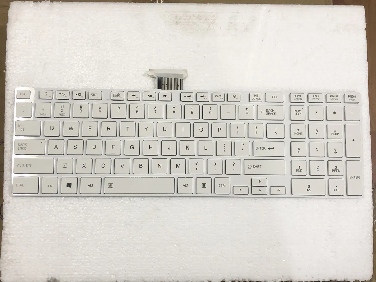 Bàn phím Toshiba L50-A trắng mặt trước