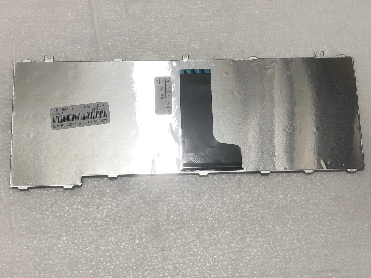 Bàn phím TOSHIBA L640 ĐEN =>Satellite C600 C630 C640 C645 L600 L630 L635 L640 L645 L745 L730 L735 L740 B40-A, Satellite L600, Satellite L630, Satellite L635, Satellite L640, Satellite L645, Satellite C600, Satellite C640, Satellite L645D, Satellite L735, Satellite L740, Satellite L745, Satellite C600D, Satellite L600D, Satellite L730, Satellite C645, Satellite C645D, Satellite C630, Satellite C635, Satellite L700 mặt sau