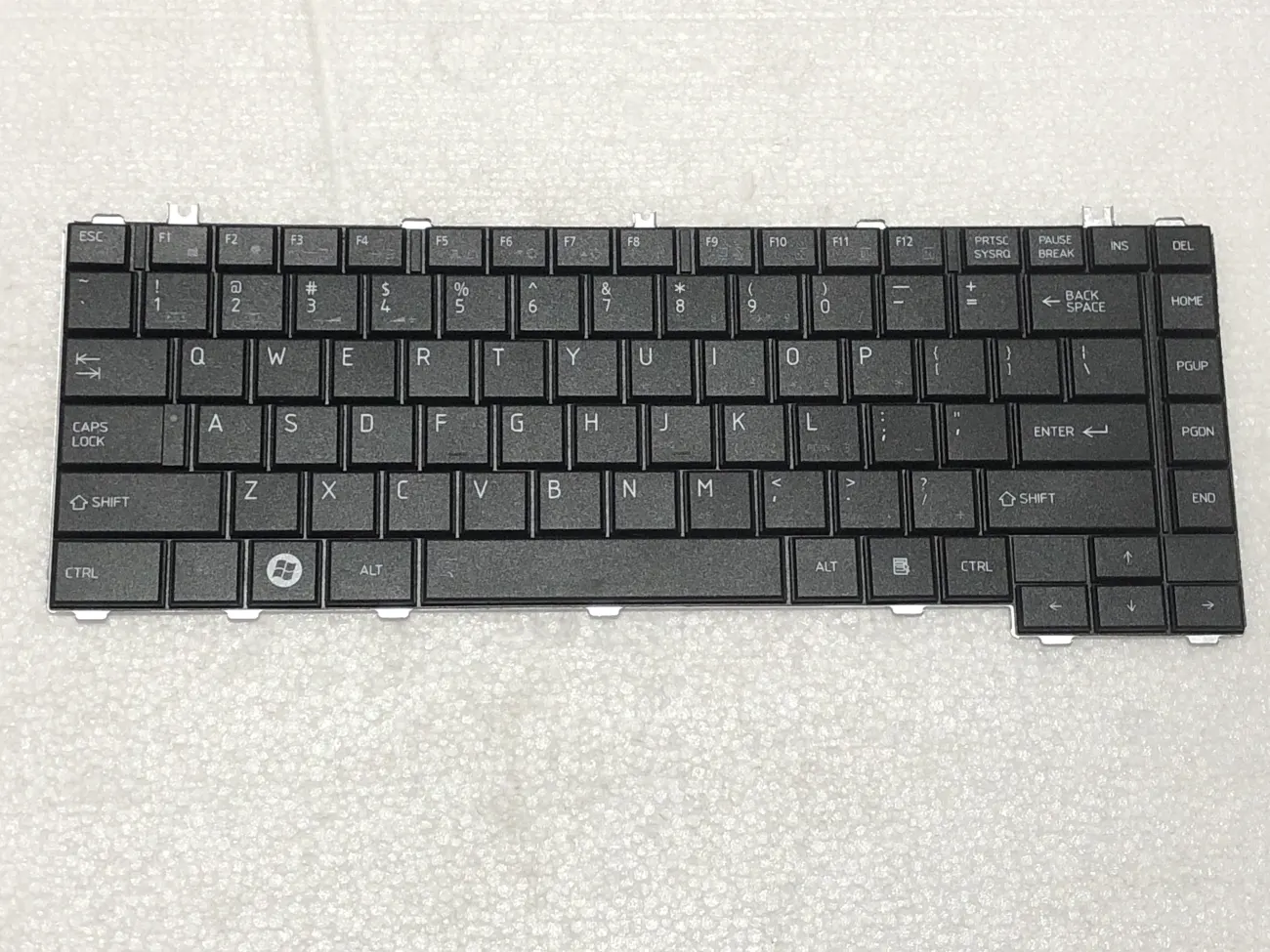Bàn phím TOSHIBA L640 ĐEN =>Satellite C600 C630 C640 C645 L600 L630 L635 L640 L645 L745 L730 L735 L740 B40-A, Satellite L600, Satellite L630, Satellite L635, Satellite L640, Satellite L645, Satellite C600, Satellite C640, Satellite L645D, Satellite L735, Satellite L740, Satellite L745, Satellite C600D, Satellite L600D, Satellite L730, Satellite C645, Satellite C645D, Satellite C630, Satellite C635, Satellite L700 mặt trước