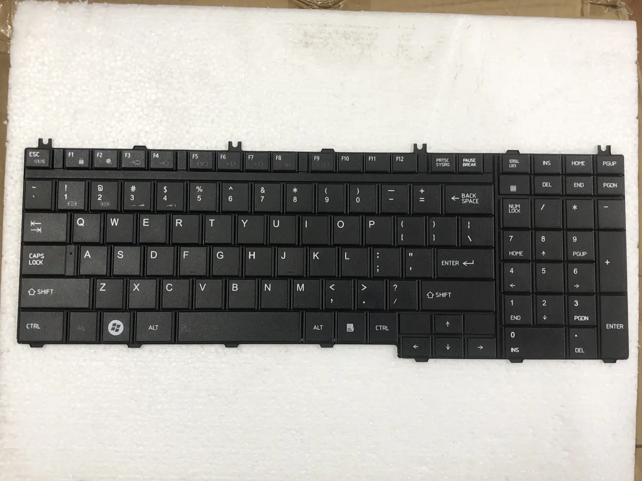 Bàn phím TOSHIBA P200 ĐEN =>Satellite P200 P205 P300 P305 P500 P505 L350 L355 L500 L505 L515 L550 L555, Qosimio G50 X205 X300 X305 X500 X505 F750 F755, Satellite A500 A505 S500, Satellite P200, Satellite P300, Satellite L500, Satellite L500D, Satellite L505D, Satellite A500, Satellite A505, Satellite A505D, Satellite P200D, Satellite P205, Satellite P205D, Satellite L350, Satellite L355, Satellite L550, Satellite x200, Satellite P500, Satellite X205, Satellite X300, Satellite P500D, Satellite P505, Satellite P505D, Satellite L555, Satellite S500, Satellite B650, Satellite B550, Satellite B450 mặt trước
