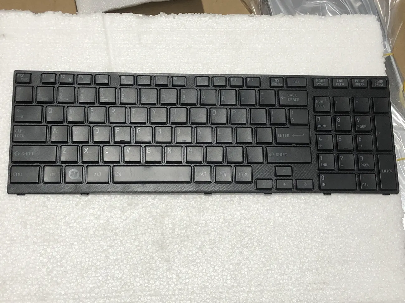 Bàn phím Toshiba P750 mặt trước